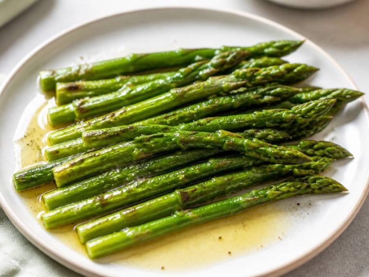 Asperges à la poêle au beurre : recette simple et fondante