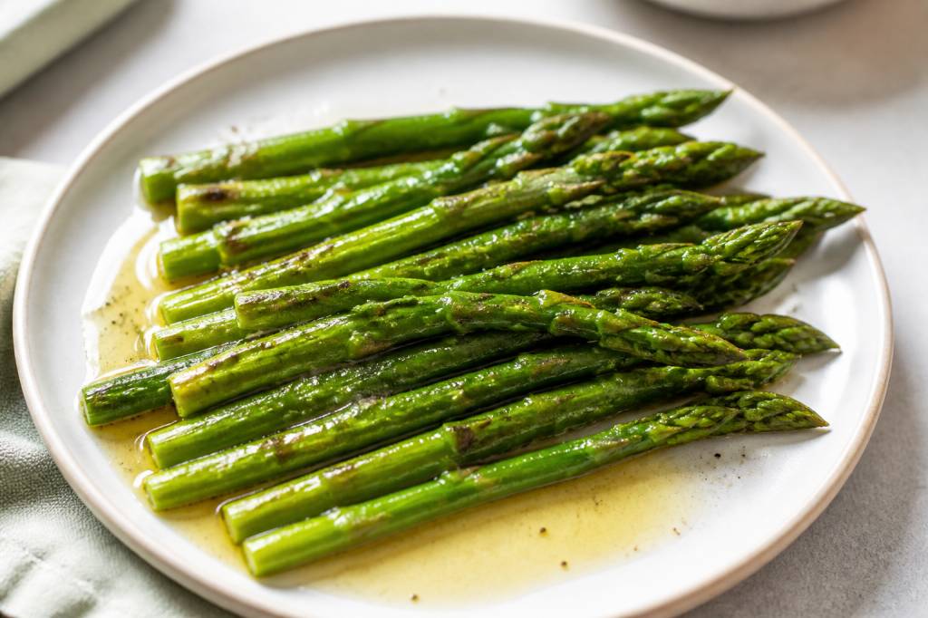Asperges à la poêle au beurre : recette simple et fondante